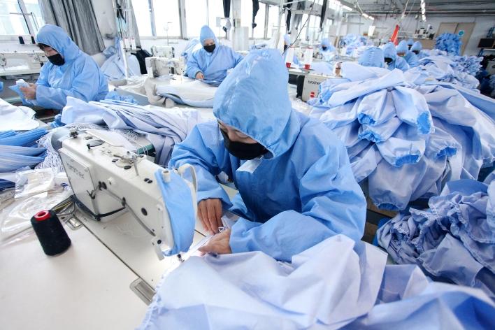 从一件防护服看扬企力量：模具企业的转型担当