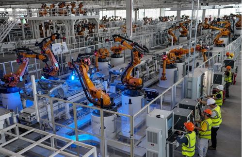 恒大最牛基地火了 2545个‘钢铁侠’震撼造车生产